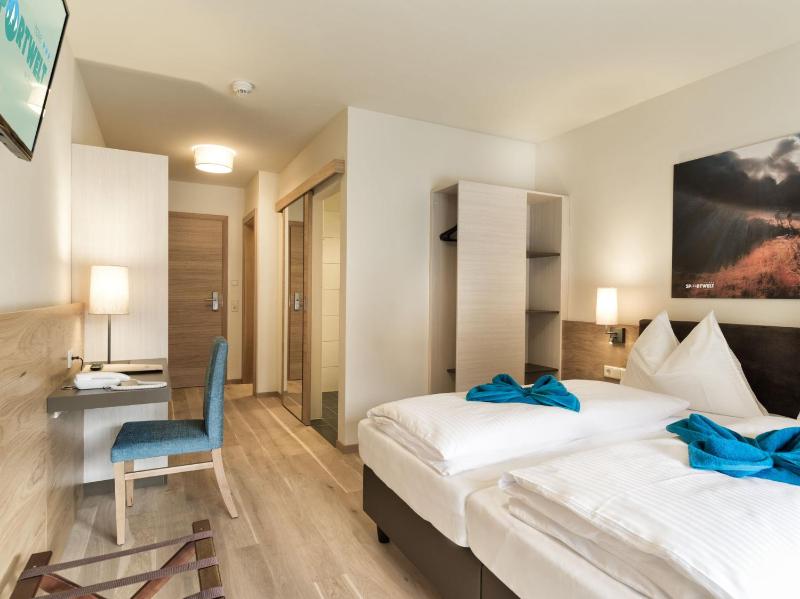 Double Room with Balcony image 4