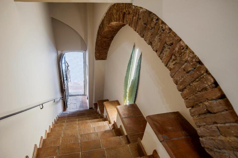 One-Bedroom Apartment - Split Level image 4