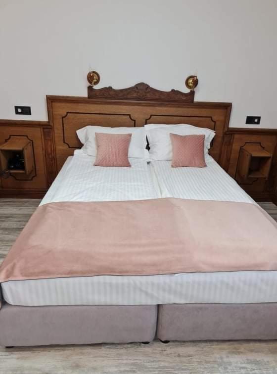 Double Room with Balcony image 1