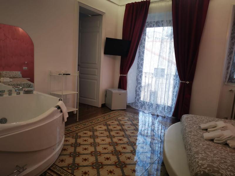 Deluxe Suite with Spa Bath image 2
