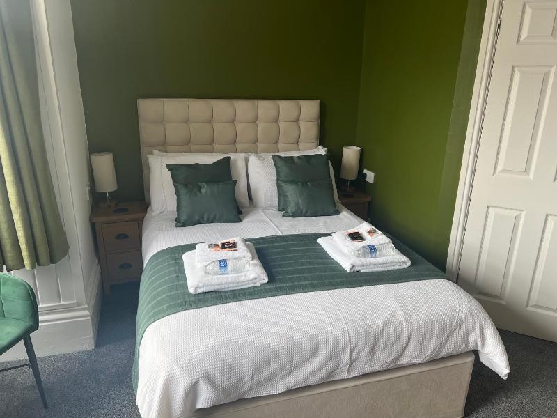 Deluxe Double Room with Side Sea View image 3
