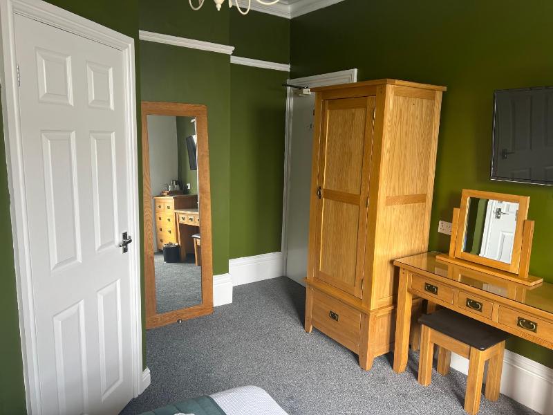 Deluxe Double Room with Side Sea View image 4