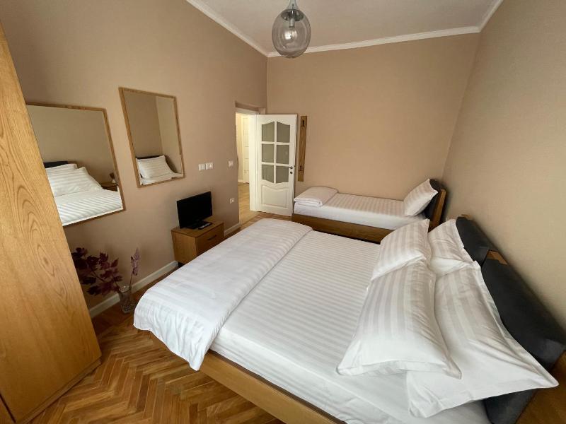 Joni & Joy Center Apartment - image 10
