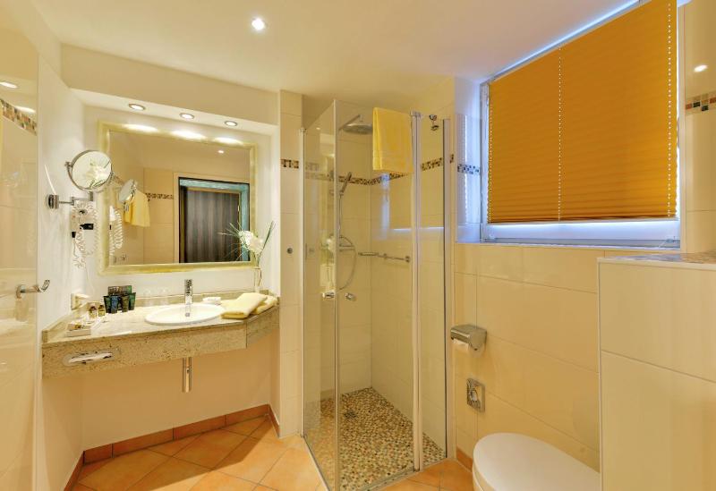 Comfort Queen Room with Air Conditioning image 2