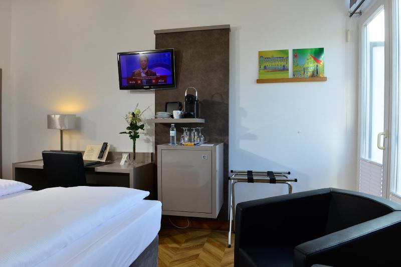 Business Double Room image 3