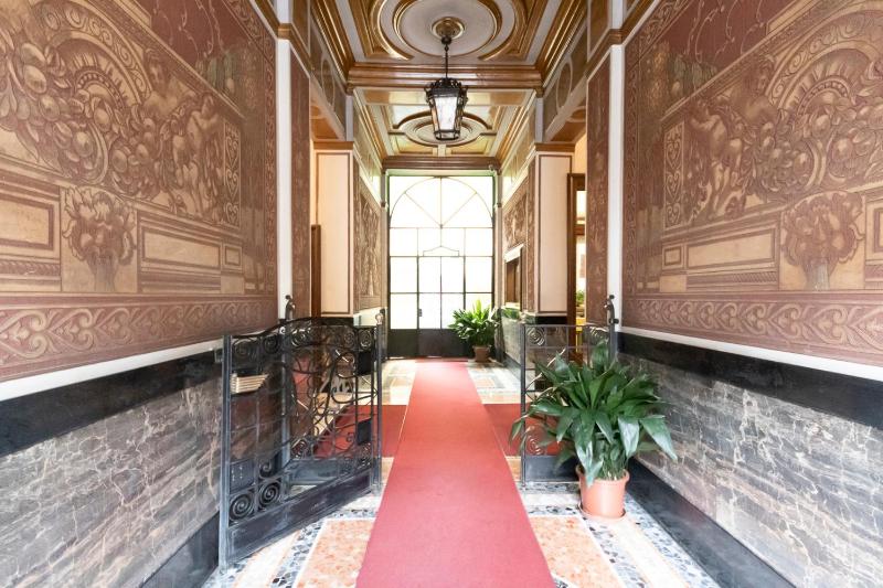 One-Bedroom Apartment image 2