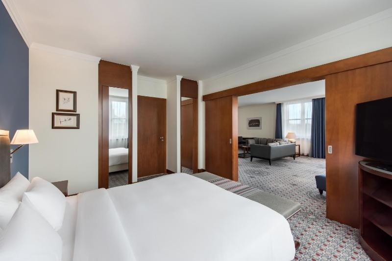 Executive Suite with Park View  image 3