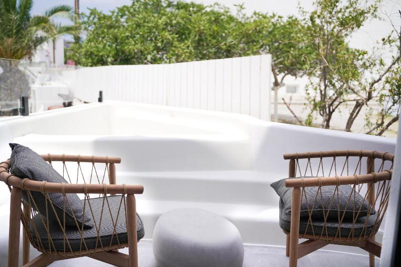 Deluxe Double with Hot Tub image 3