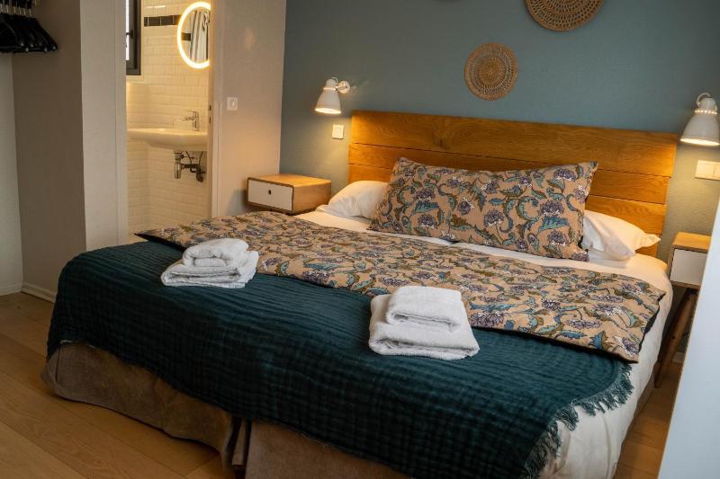 Twin Room with Bath image 2