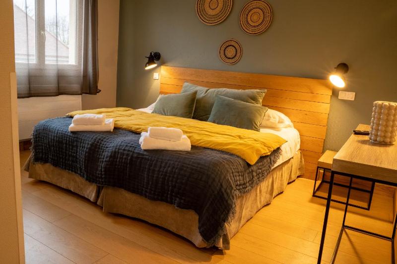Twin Room with Bath image 3