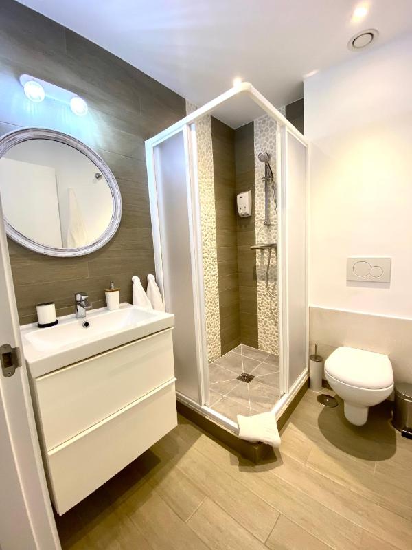 Standard Twin Room image 1