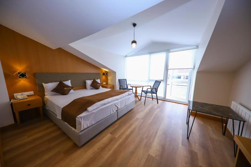 Double Room with Balcony image 1