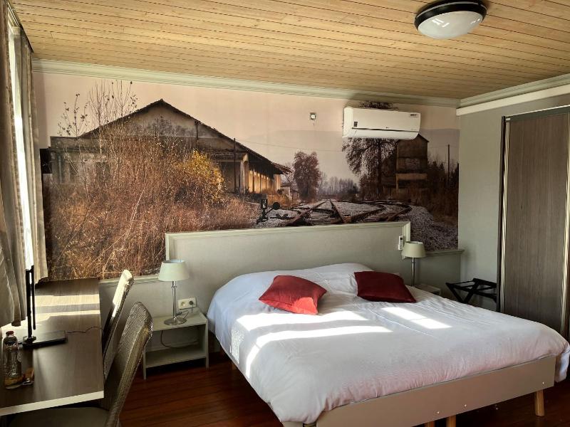 Large Double or Twin Room image 1