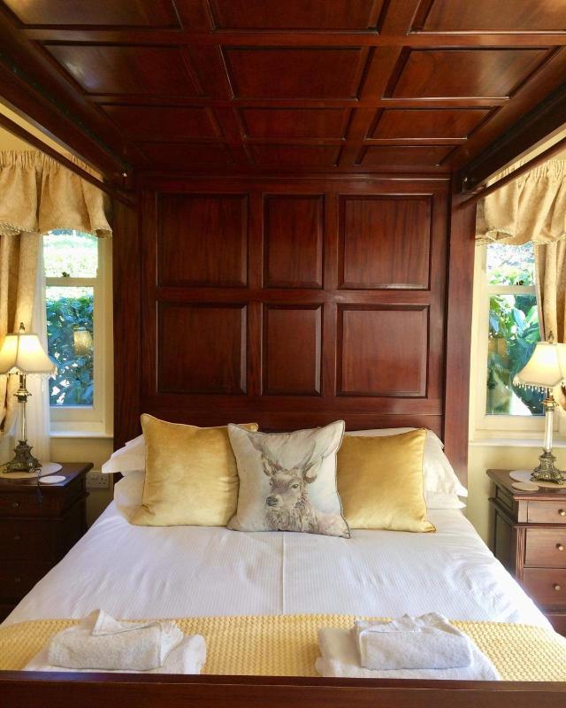 Luxury Double Room with Four Poster Bed image 4