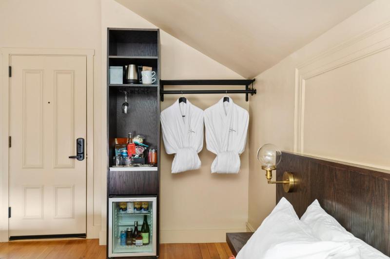 Standard Queen Room image 3