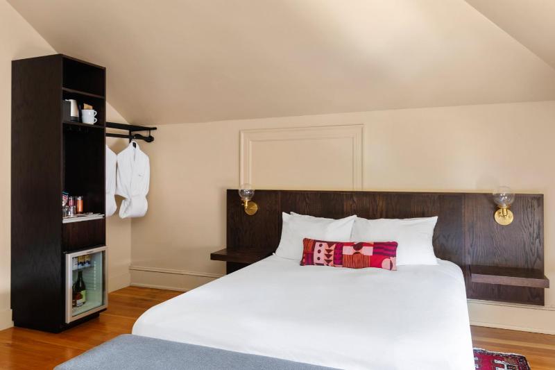 Standard Queen Room image 4