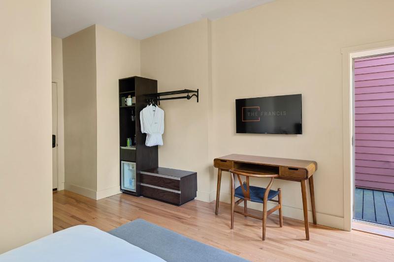 Standard King Room with Deck image 4