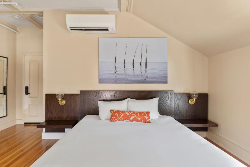 Standard King Room image 4
