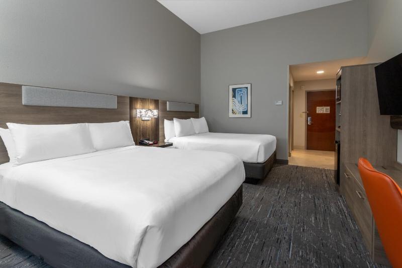 Queen Room with Two Queen Beds - Hearing Accessible image 1