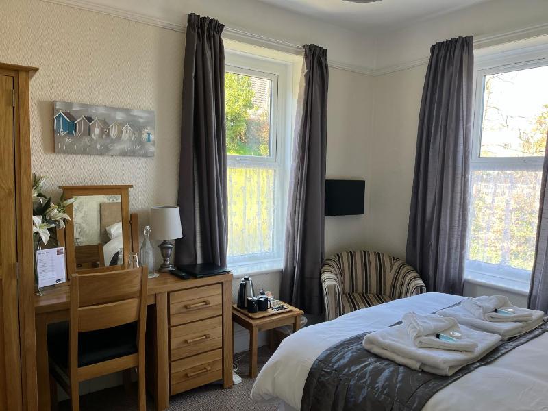 Standard Double Room image 3