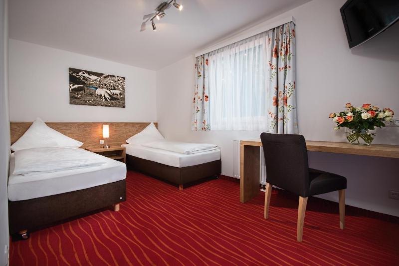 Family Room (2 Adults + 2 Children) image 4