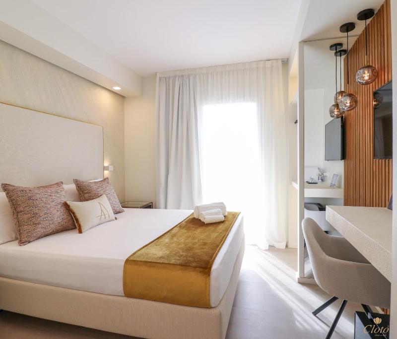 Double Room with Balcony image 4
