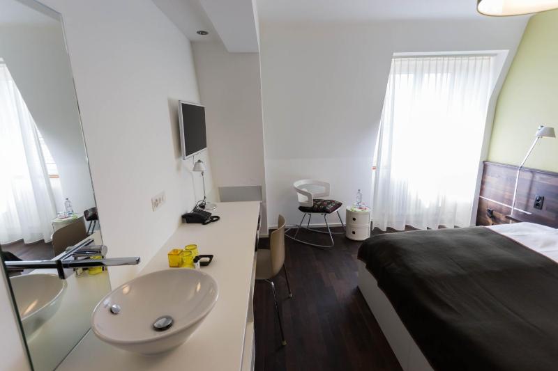 Standard Twin Room image 3