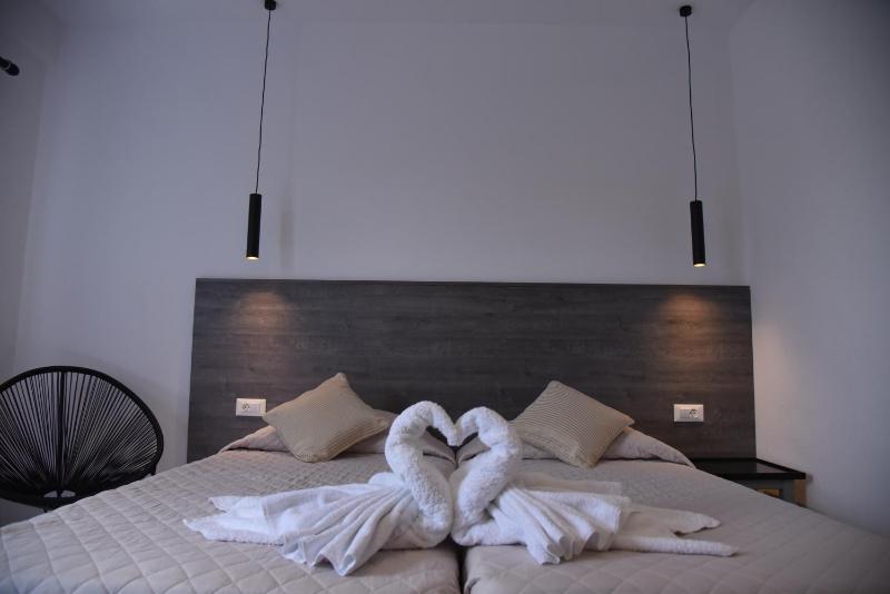 Triple Room with Terrace image 3