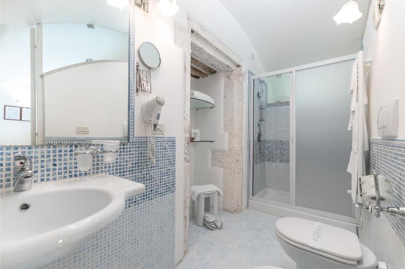 Classic Triple Room image 2