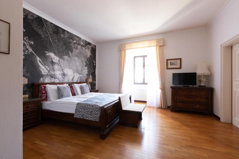 Elegance Double Room image 3