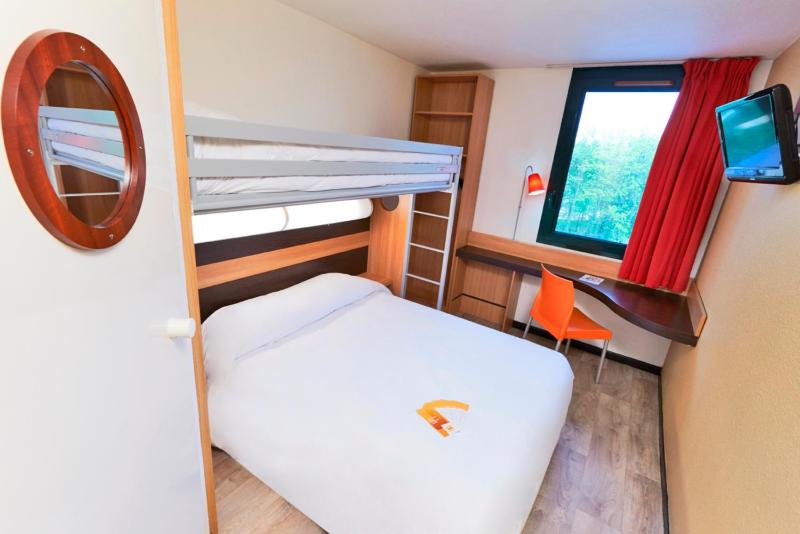 Triple Room (1 Double Bed + 1 Single Bed) image 3