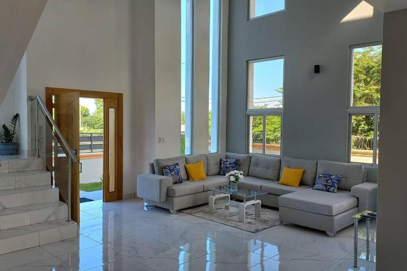 5 Star Villa minutes from Airport and Beaches - image 10