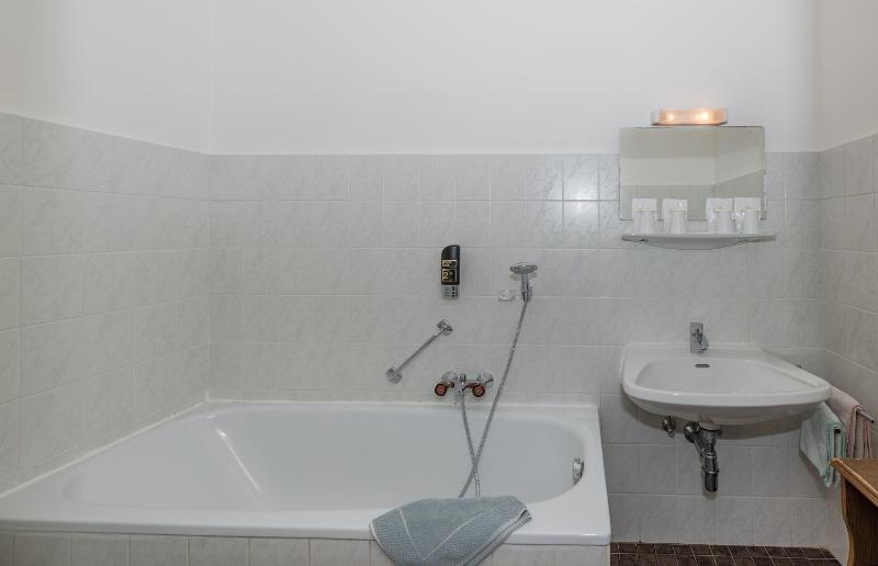 Single Room with Shared Bathroom image 2