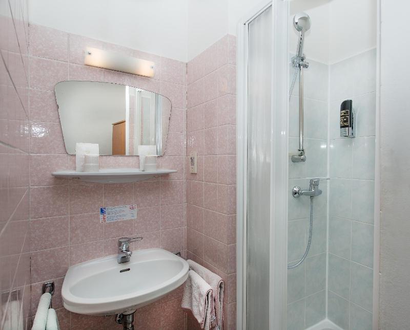 Double or Twin Room with Shared Toilet image 2
