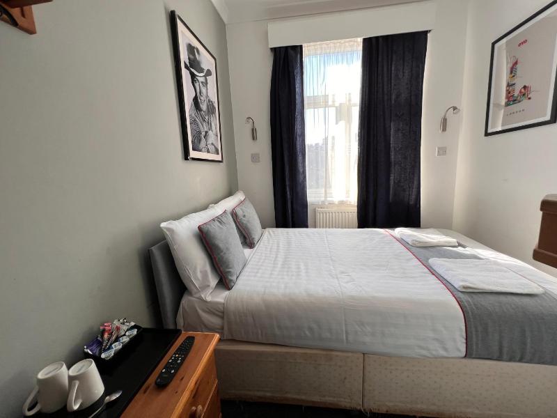 Standard Double Room image 4