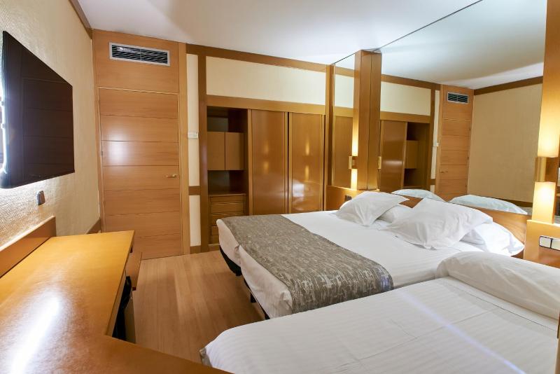 Twin Room with Extra Bed (2 Adults + 1 Child) image 3