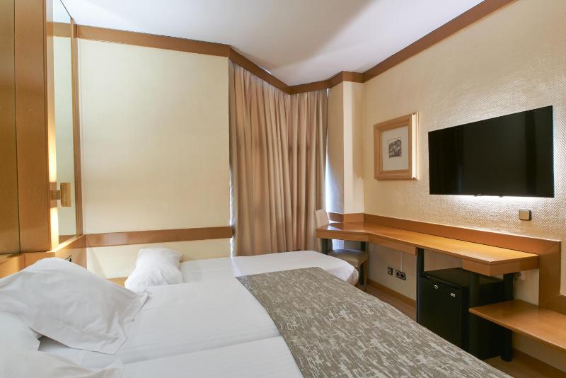 Twin Room with Extra Bed (2 Adults + 1 Child) image 4