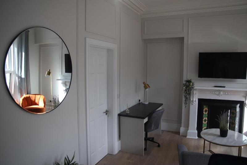 One-Bedroom Apartment image 4