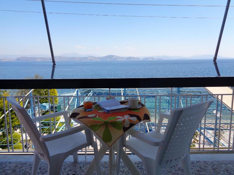 One-Bedroom Apartment with Balcony and Sea View image 4
