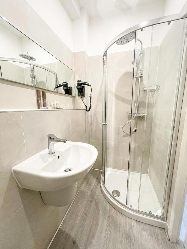 Standard Single Room image 3