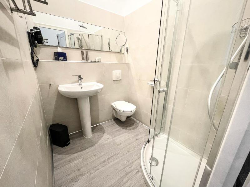 Standard Double Room image 4
