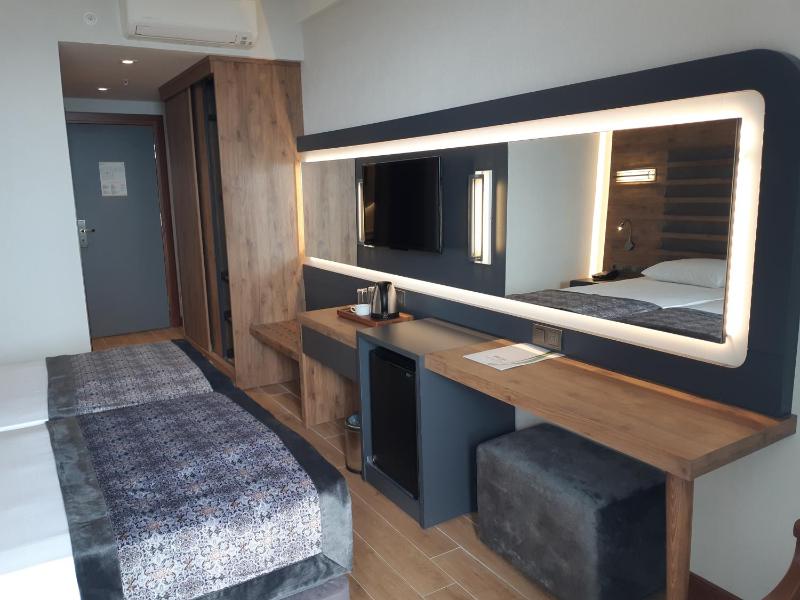 Double Room with Pool View image 4