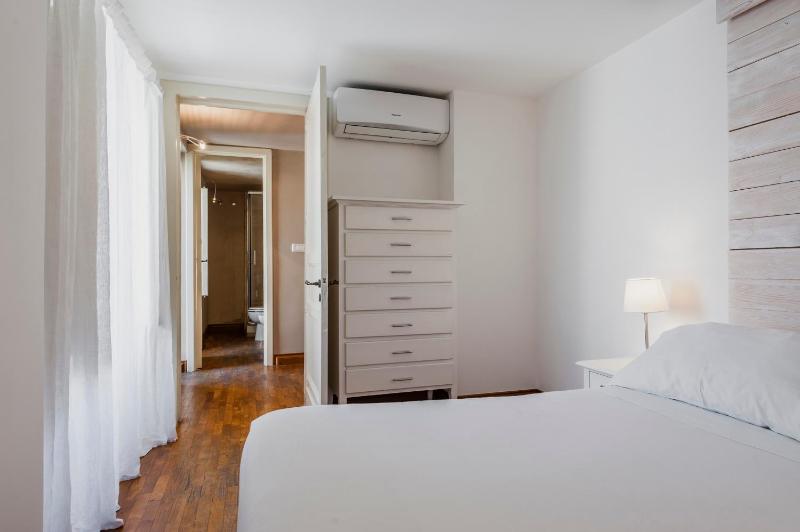 Deluxe Two-Bedroom Apartment image 3
