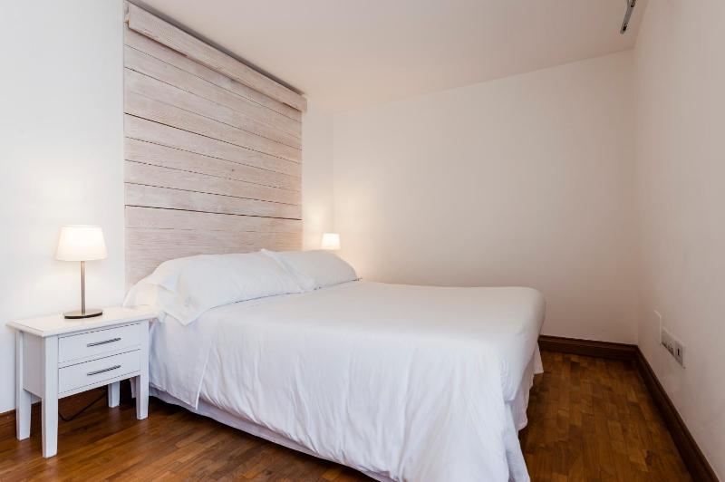 Deluxe Two-Bedroom Apartment image 2