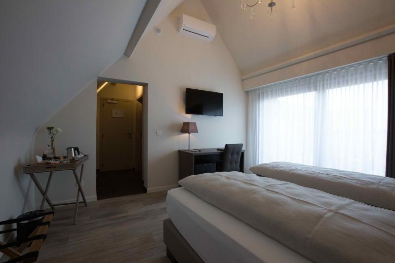 Deluxe Double Room with Balcony image 2