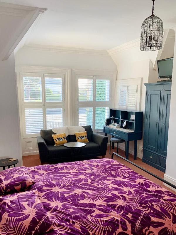 Superior King Room image 4