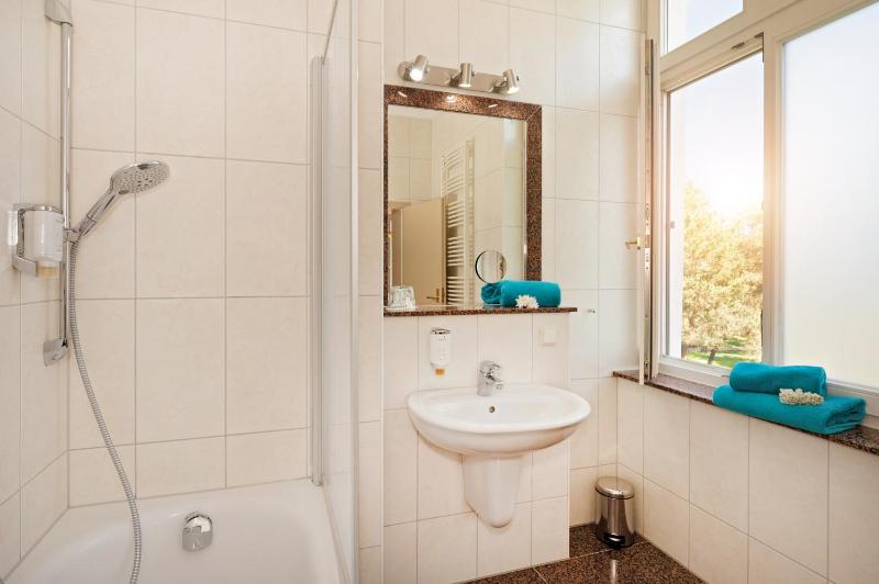 Classic Double Room image 4