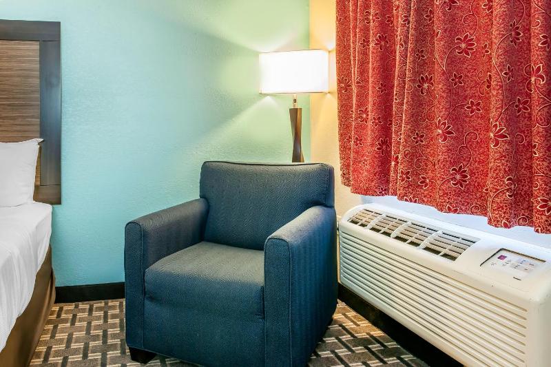 Double Room - Accessible/Non-Smoking image 4