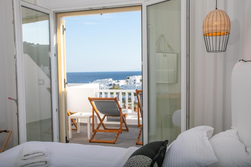 Deluxe Double or Twin Room with Sea View image 3