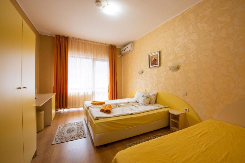 Triple Room with Balcony image 4